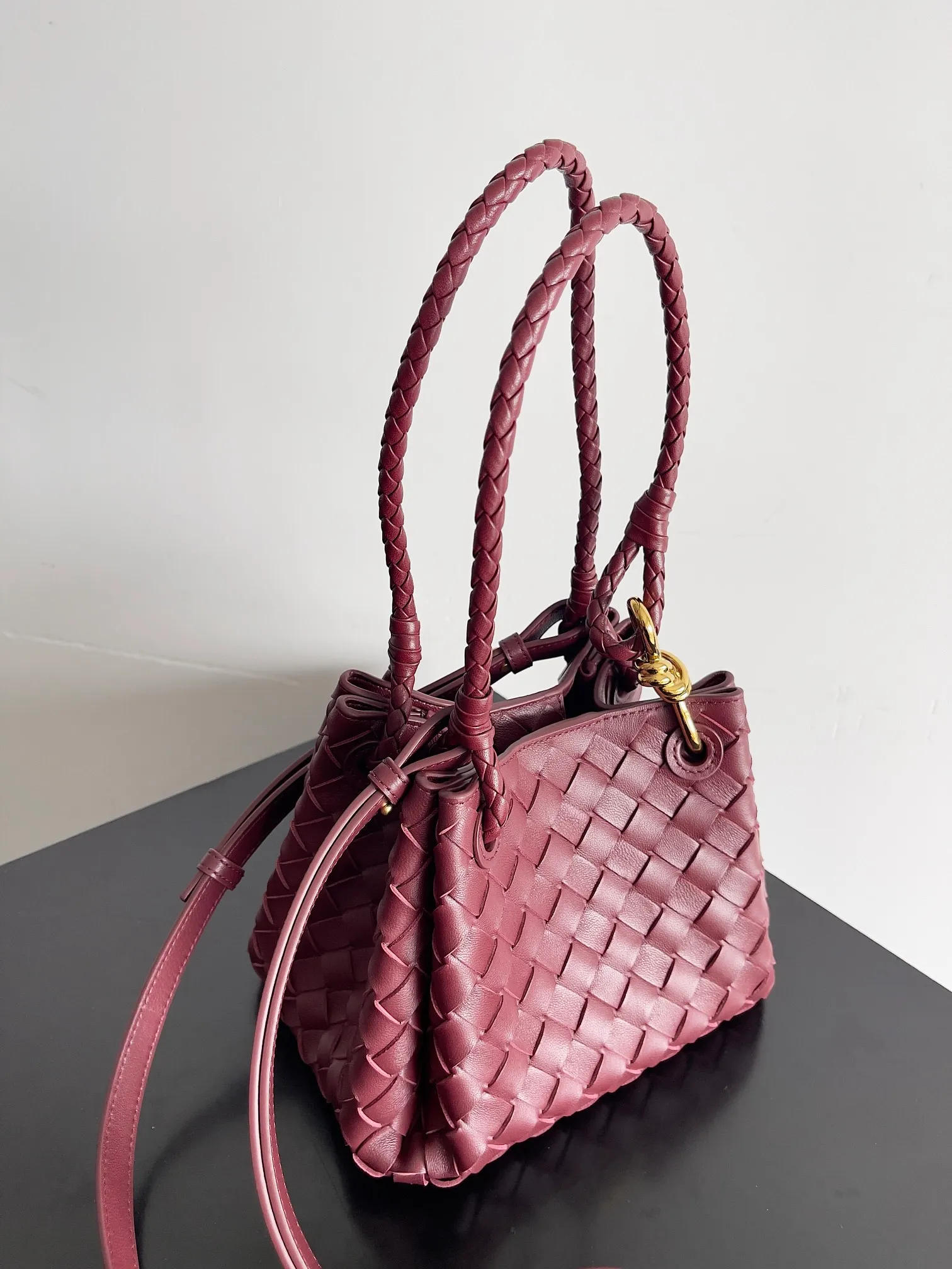 Batch 1760 BV home is new! Andiamo combines the Bottega Veneta archive parachute handbag to inherit retro elements and integrate modern trends. The same style as Shu Qi's in Beijing Night. It is a continuation of the classic bag. It has three functions: hand carry, shoulder and cross-body. It is embellished with metal brass knot buckles. It is small and has an amazing capacity. It can easily hold sunglasses in a box / small bottle of water / powder powder / charger and other daily necessities when going out. The upper body is versatile. Style number: 796569 Size: 21*17*16.5cm